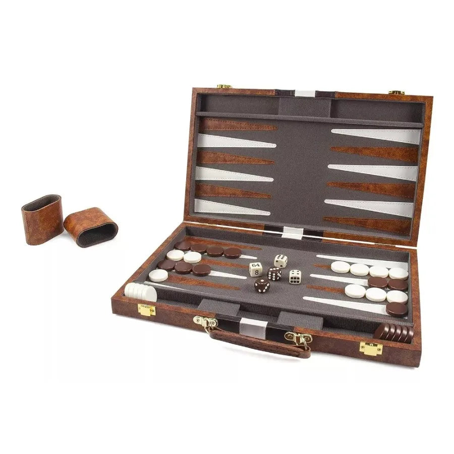 Backgammon ouvert, gobelets posés à côté du plateau