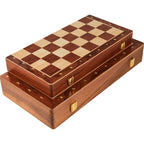 Coffret d'échecs teinte noyer fermé, fermoirs couleur laiton
