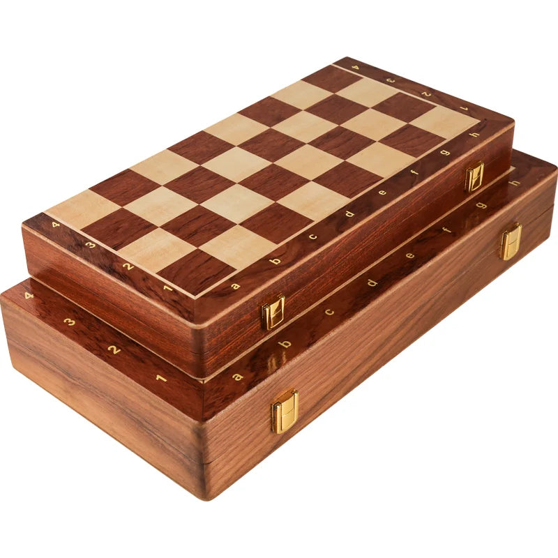 Coffret d'échecs teinte noyer fermé, fermoirs couleur laiton