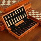 Coffret d'échecs pliant ouvert, pièces Staunton rangées sur une doublure noire