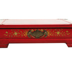 Face du coffret laqué rouge, décor floral doré et poignée en métal