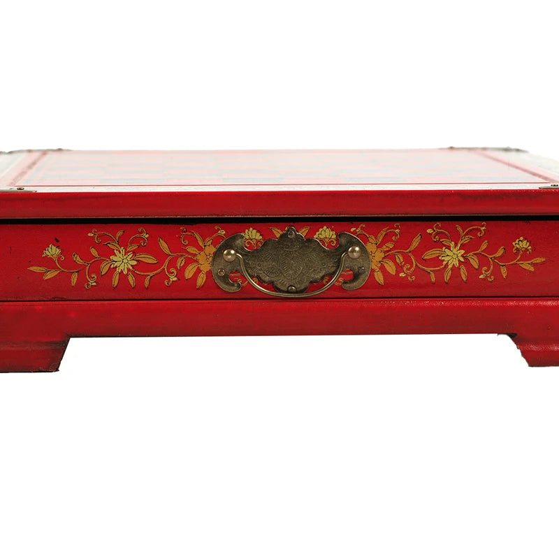Face du coffret laqué rouge, décor floral doré et poignée en métal