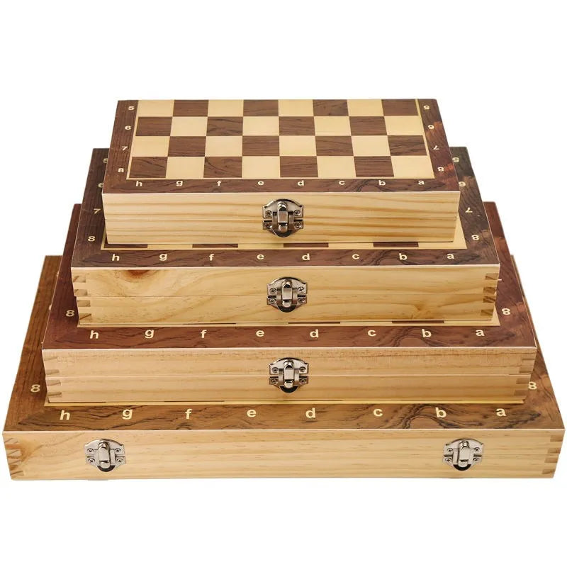Trois coffrets d'échecs en bois clair empilés : 29, 34 et 39 cm