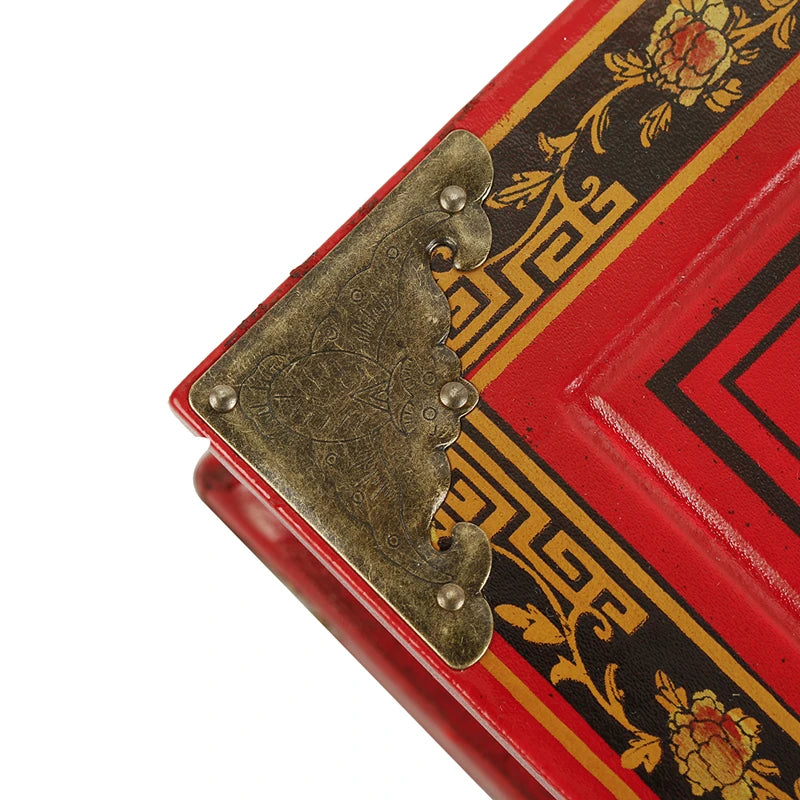 Coin en métal ciselé et frise géométrique du coffret laqué