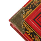 Coin en métal ciselé et frise géométrique du coffret laqué