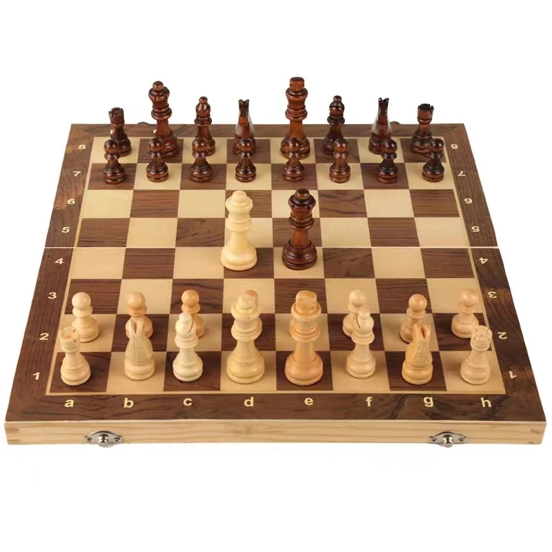 Jeu d'échecs magnétique pliant en bois clair marqueté, pièces en place