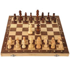 Jeu d'échecs magnétique pliant en bois clair marqueté, pièces en place