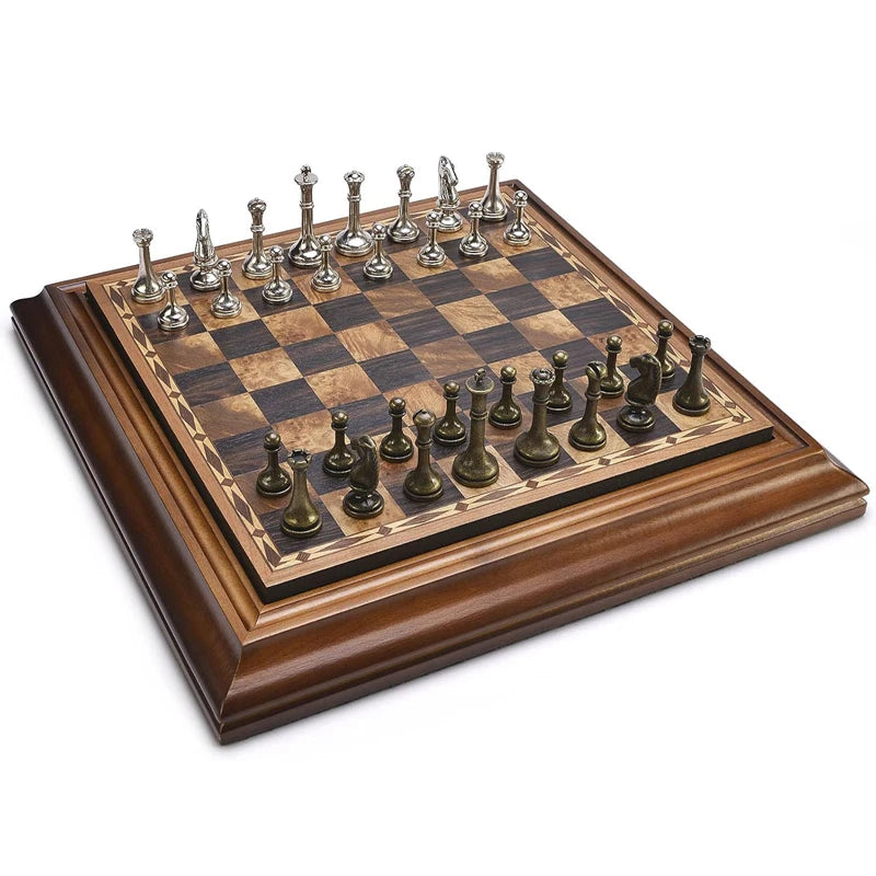 Échiquier de salon en bois mouluré 36 cm, pièces en métal en place