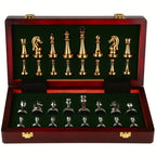 Jeu d'échecs en métal doré et argenté dans son coffret à fond vert