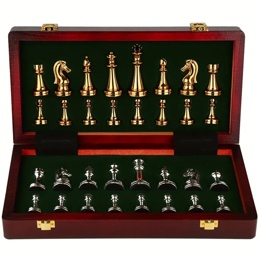 Jeu d'échecs en métal doré et argenté dans son coffret à fond vert