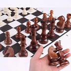 Pièce d'échecs en bois tenue en main au-dessus du plateau souple