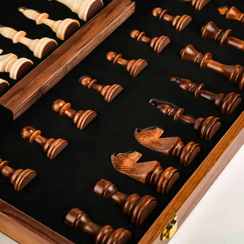Pièces du jeu 45 cm rangées dans le coffret, gros plan
