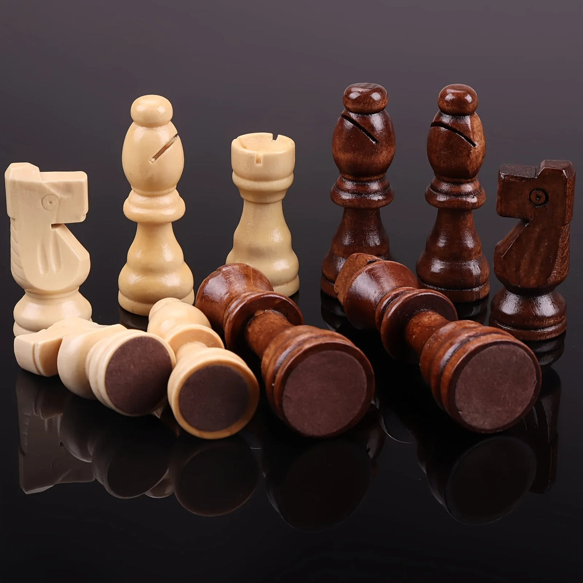 Pièces d'échecs en bois sur fond sombre, camp clair et camp brun foncé