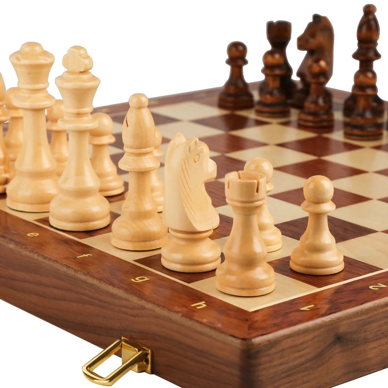 Pièces d'échecs en bois sur le plateau teinte noyer, gros plan