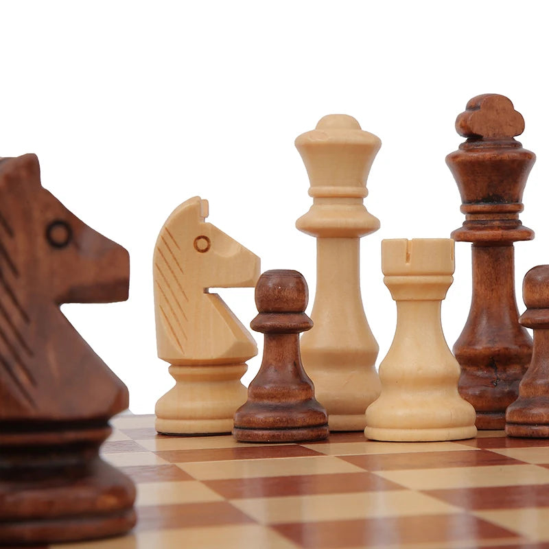 Cavaliers et rois en bois clair et brun foncé, gros plan