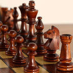 Pièces Staunton en bois du grand jeu 44 cm, roi de 7,8 cm en gros plan