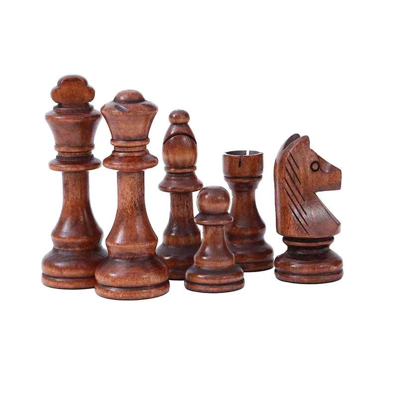 Pièces brunes du jeu Staunton roi 11 cm sur fond blanc