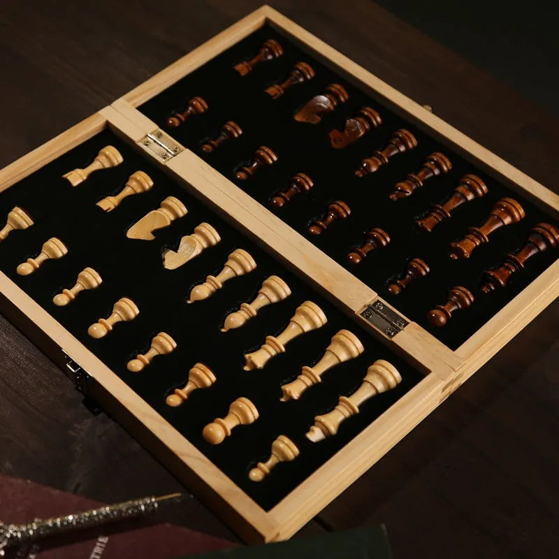 Intérieur doublé de feutrine noire avec les pièces rangées